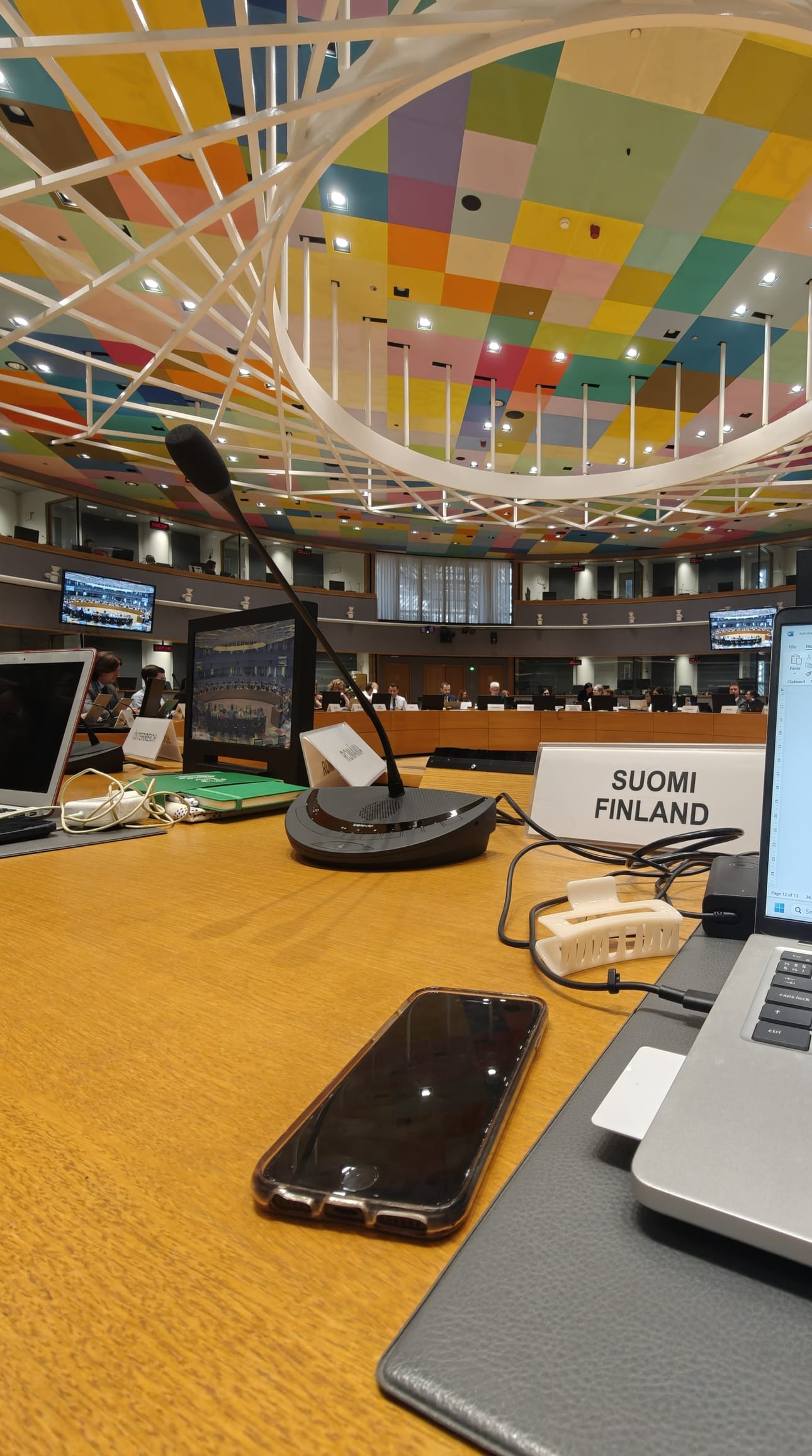 Euroopan unionin neuvoston työryhmäkokoukset ovat keskeinen osa Taina Hanhikosken työtä Suomen pysyvässä EU-edustustossa.
