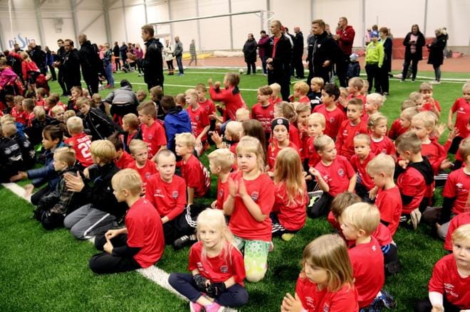 Kauhavan Kanuunoiden päätöstilaisuus toi POP Areenan tekonurmelle satoja nuoria pelaajia taustajoukkoineen. KUVAT: ANU NAHKALA