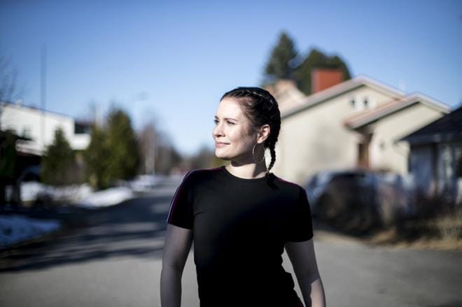 – Päihdehoidossa häpeä höllentyi. Tuli vapauttava nauru, etten olekaan tämän asian kanssa yksin, Natalil Lintala kertoo. Hän luonnehtii parin viikon päästä ensi-iltaan tulevaa Kulissit kaatuu -näytelmää musiikilliseksi tragikomediaksi. KUVA: KRISTA LUOMA