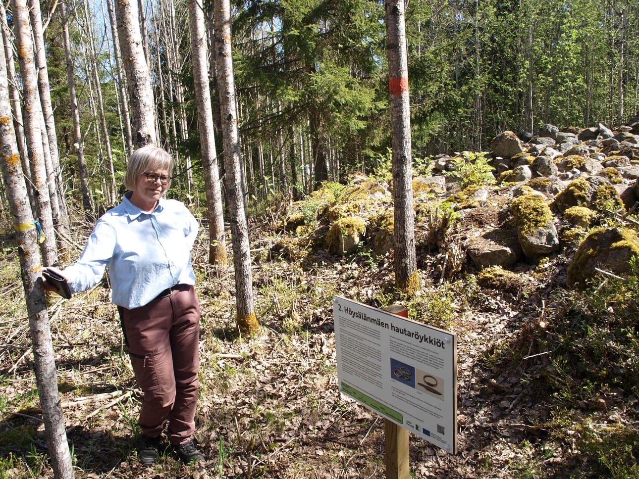Kirsti Härö on yksi puuhanaisista, joka on suunnitellut Vähänkyrön metsään uuden patikkareitistön, jonka varrella on useita muinaishautoja.