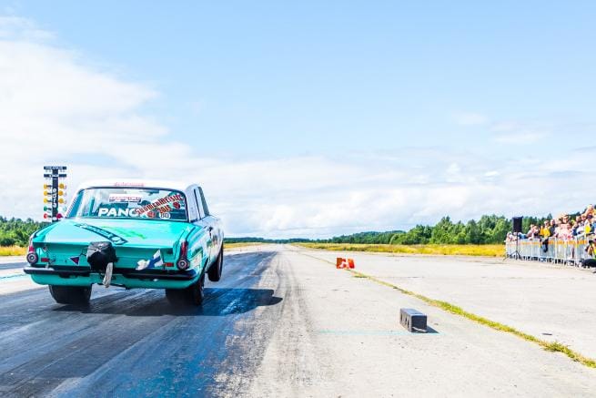Kari Hermunen vauhdissa Kauhavan kiihdytysradalla. Katuautoja nähdään radalla jälleen 22.-23. elokuuta. Kuva: Marco Käyhkö