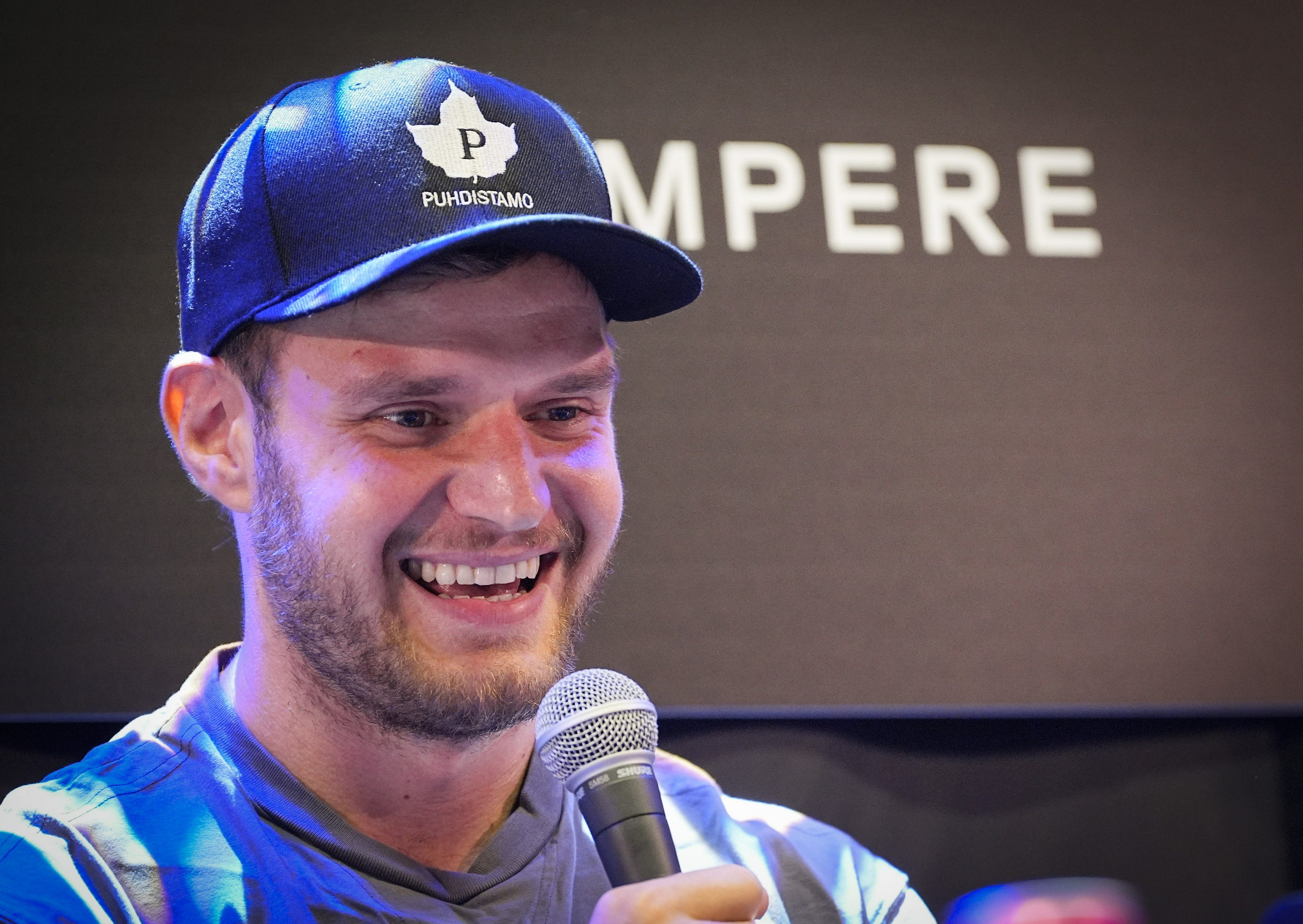 Florida Panthersin suomalaiskapteeni Aleksandr Barkov saapui median eteen padel-tilaisuudessa Tampereella.