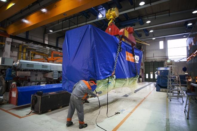 Wärtsilä kärsii monista ongelmista yhtä aikaa. Valmista moottoria pakataan ja sidotaan kuljetusta varten. ARKISTOKUVA: JARNO PELLINEN