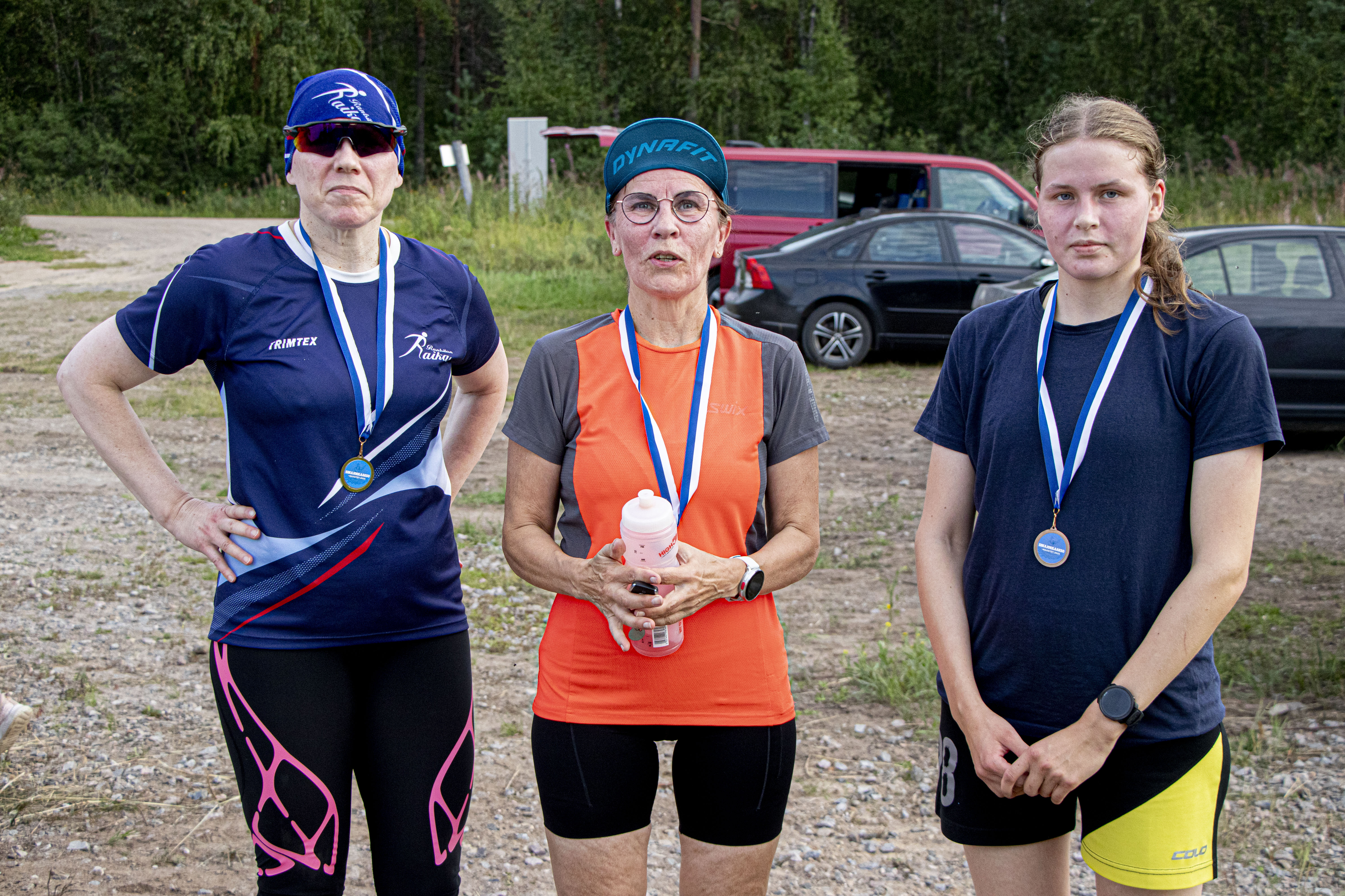 Keskellä naisten sarjan ykkönen Anita Lampela. Vasemmalla toiseksi tullut Eija Tuomaala ja oikealla pronssimitalisti Kaisa Kurtti.