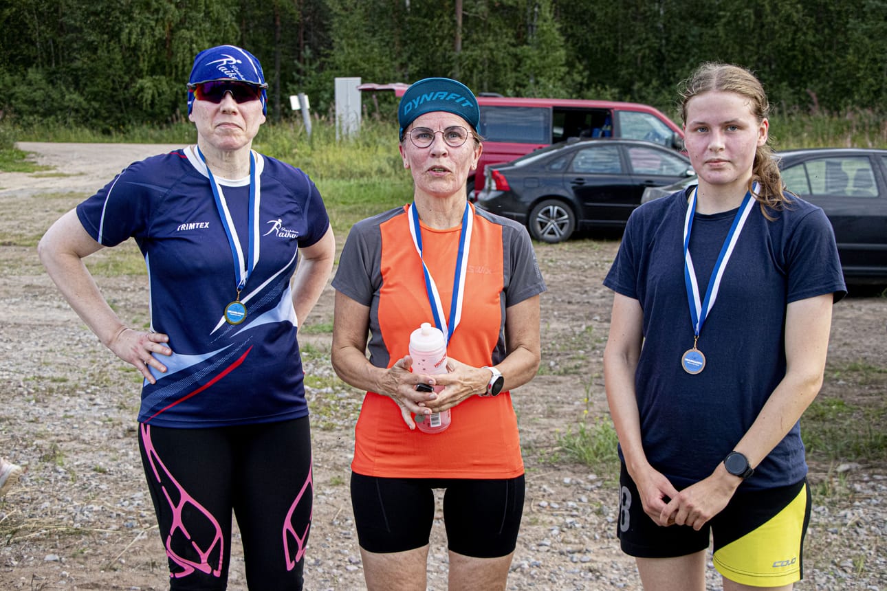 Keskellä naisten sarjan ykkönen Anita Lampela. Vasemmalla toiseksi tullut Eija Tuomaala ja oikealla pronssimitalisti Kaisa Kurtti.