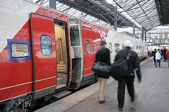 VR: Junat myöhässä ja vuoroja peruttu