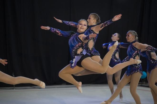Cerise-joukkue Kristiinankaupungista Lappfjärds Gymnastikförening - seurasta kisasi yli 16-vuotiaiden katselmussarjassa. KUVA: MINNA ANTILA