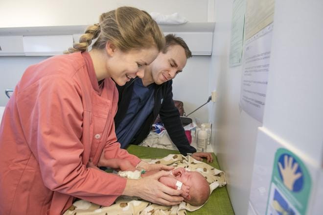 Mika ja Jaana Nevalaisen esikoistytär syntyi torstaina Oulun yliopistollisessa sairaalassa. Varhennettu kotiutus olisi kiinnostanut heitä, mutta lapsen sokeri- ja bilirubiiniarvoja on jouduttu seuraamaan. KUVA: Jarmo Kontiainen