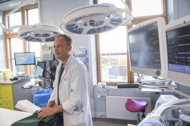 Plastiikkakirurgian dosentti Patrik Lassus on matkustanut useasti Pohjoismaissa ja Virossa luennoimassa kasvojensiirrosta. Kuva: Kimmo Brandt