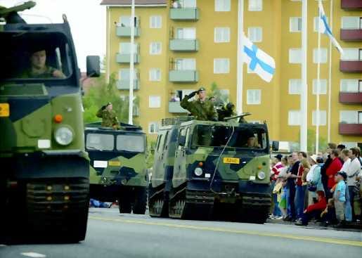 Yli 10 000 ihmistä seurasi puolustusvoimien paraatia Tuiran silloilla.