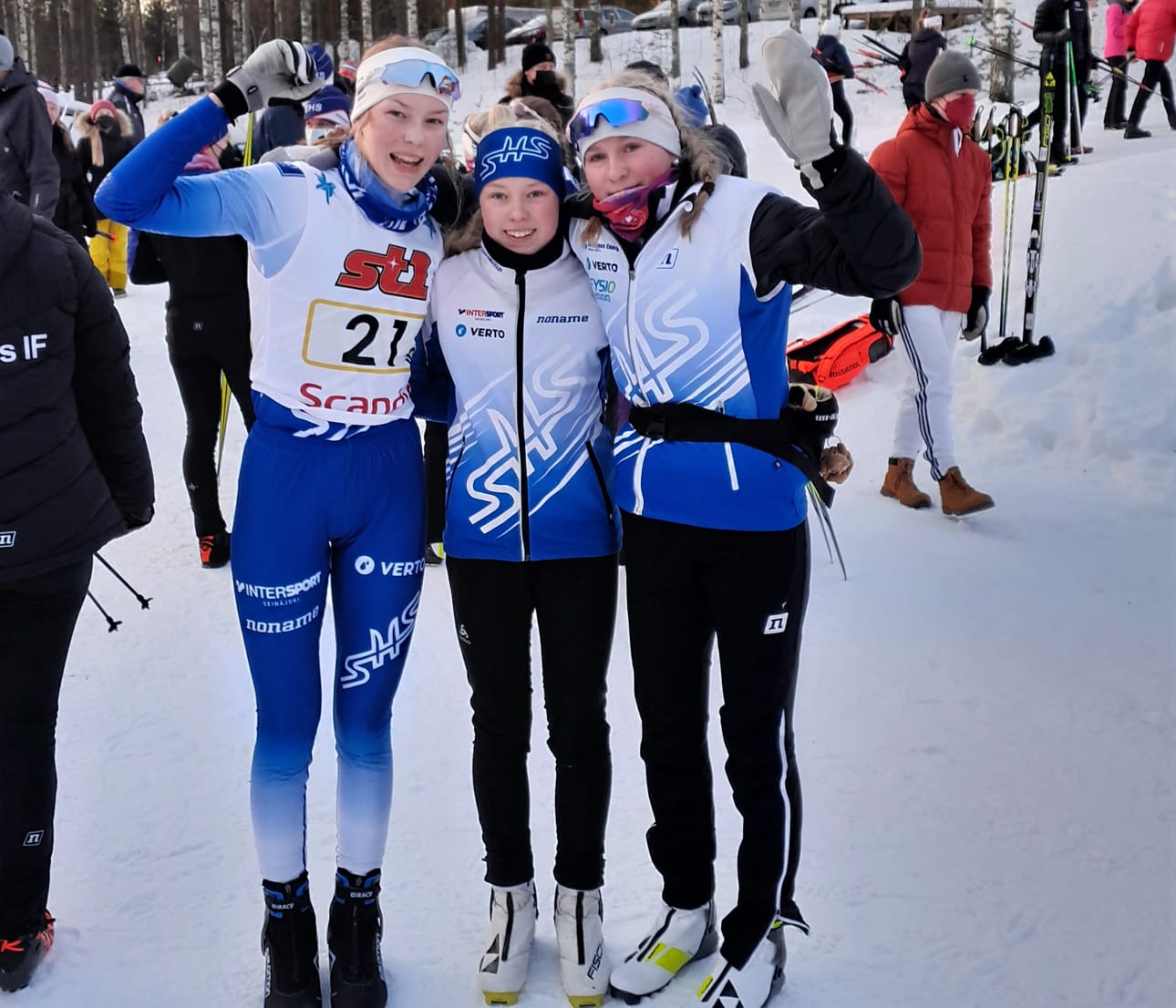 Sini Hietamäki, Maija Rajala ja Aida Koivisto toivat T18-sarjassa viestihopeaa Seinäjoen Hiihtoseuralle.