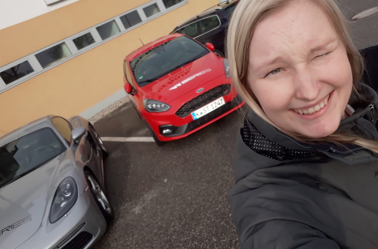 Hymy ei hyydy Mäkelä Racing Teamin Milla Mäkelän kasvoilta, vaikka ilmainen kisapaikka Formula 3-sarjassa jäi kovasta yrityksestä huolimatta haaveeksi. Millan ottamassa selfiessä taustalla autoja, joilla testiajot ajettiin Itävallassa.