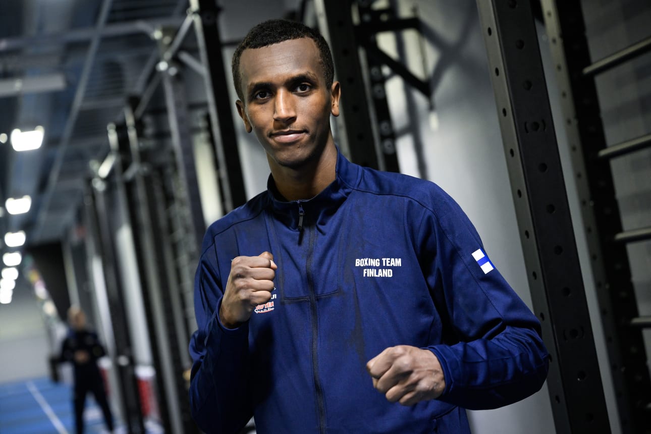 Suomen Ismail Umar etenee nyrkkeilyn EM-kisojen 65-kiloisten sarjassa vakuuttavasti.