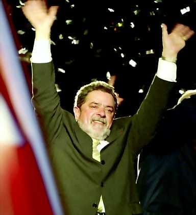 Voittaja. Luiz Inacio "Lula" da Silva kannattajiensa joukossa maanantaiaamuna Sao Paolossa.