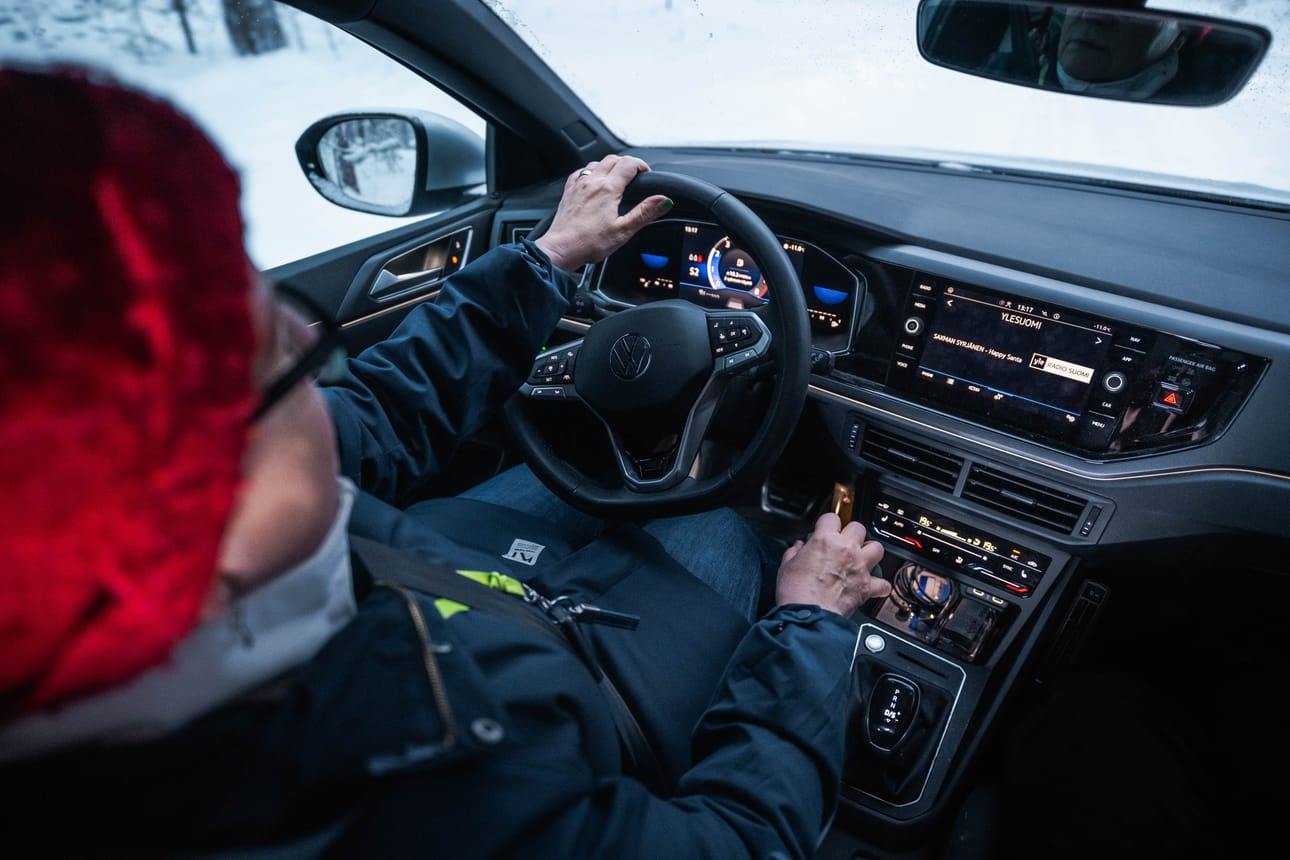 Vamman takia Tiinan henkilökohtaisessa käytössä olevaan autoon on asennettu ajo-ohjain, jonka avulla hän jarruttaa ja antaa kaasua.