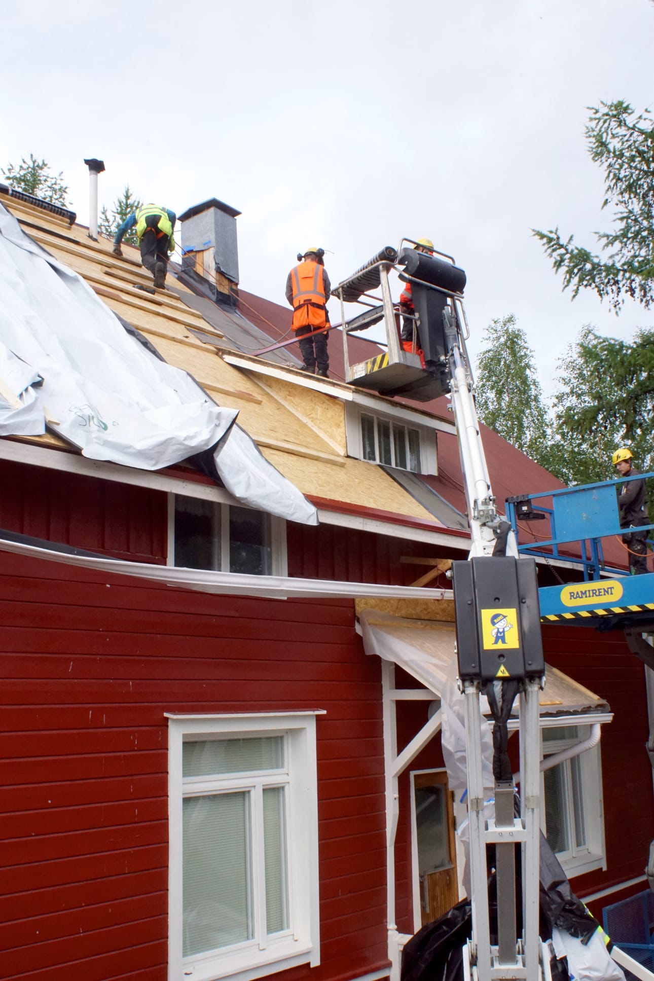 Sarakylän kohta satavuotias alkuperäinen koulurakennus saa remontissa katon, jonka puolesta koulutyö voisi jatkua vielä vuosikymmeniä.