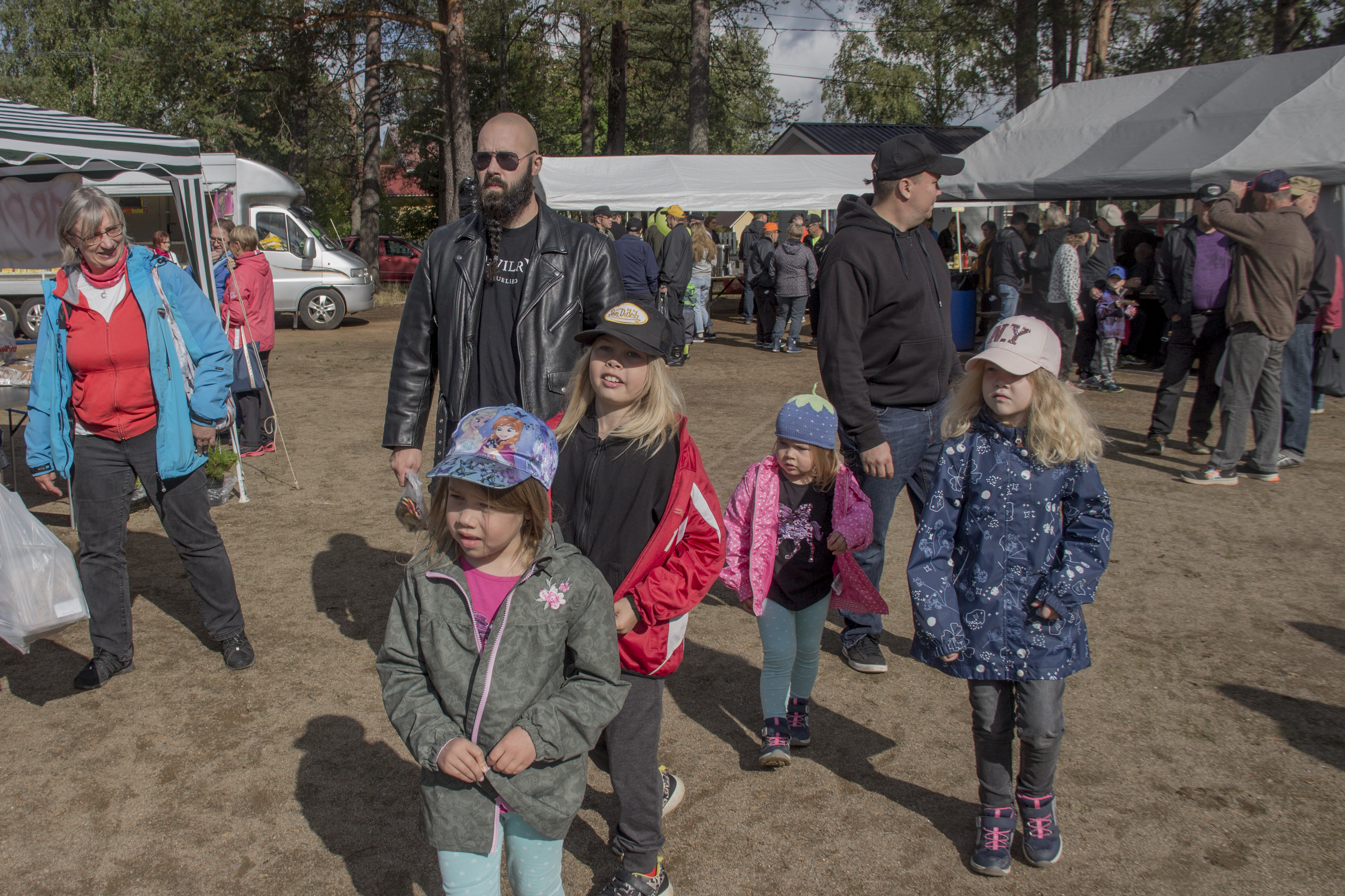 Alpuan elomarkkinat tavoittivat kaikenikäiset kävijät.