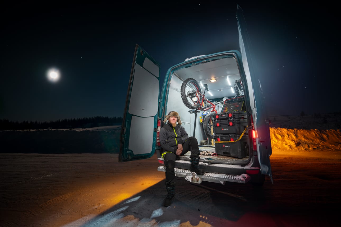 Iso pakettiauto kätkee sisäänsä kaikki välineet, mitä pyörähuollossa voi tarvita ja paljon varaosia.