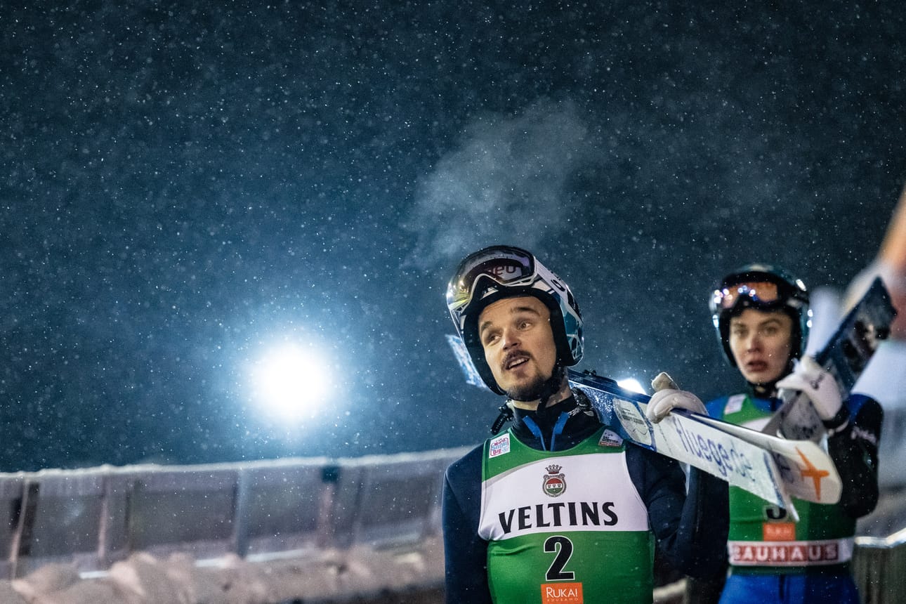 Marras-joulukuun vaihteessa Ruka Nordicin maailmancupissa mukana olleet Juho Ojala ( edessä) ja Jonne Veteläinen palaavat kotimäkeen viikonloppuna Rukalla hypättävissä Continental Cupin kisoissa.