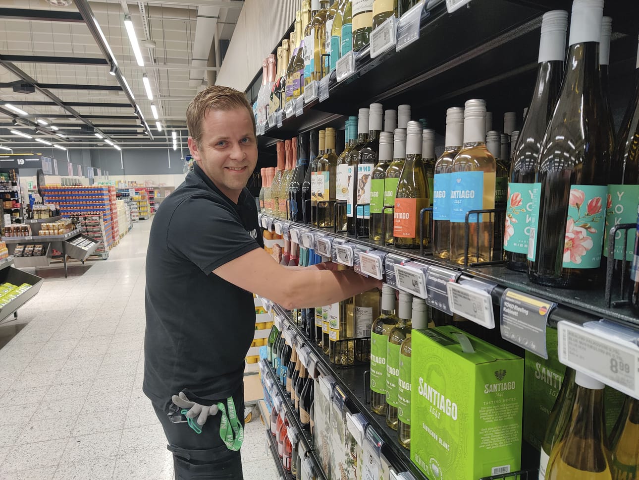 – Robot kuljettavat kaikkia muita kaupan tuotteita, mutta eivät ikärajoitettuja tuotteita kuten nikotiini- ja alkoholituotteita, kertoo marketpäällikkö Risto Vähäsöyrinki.