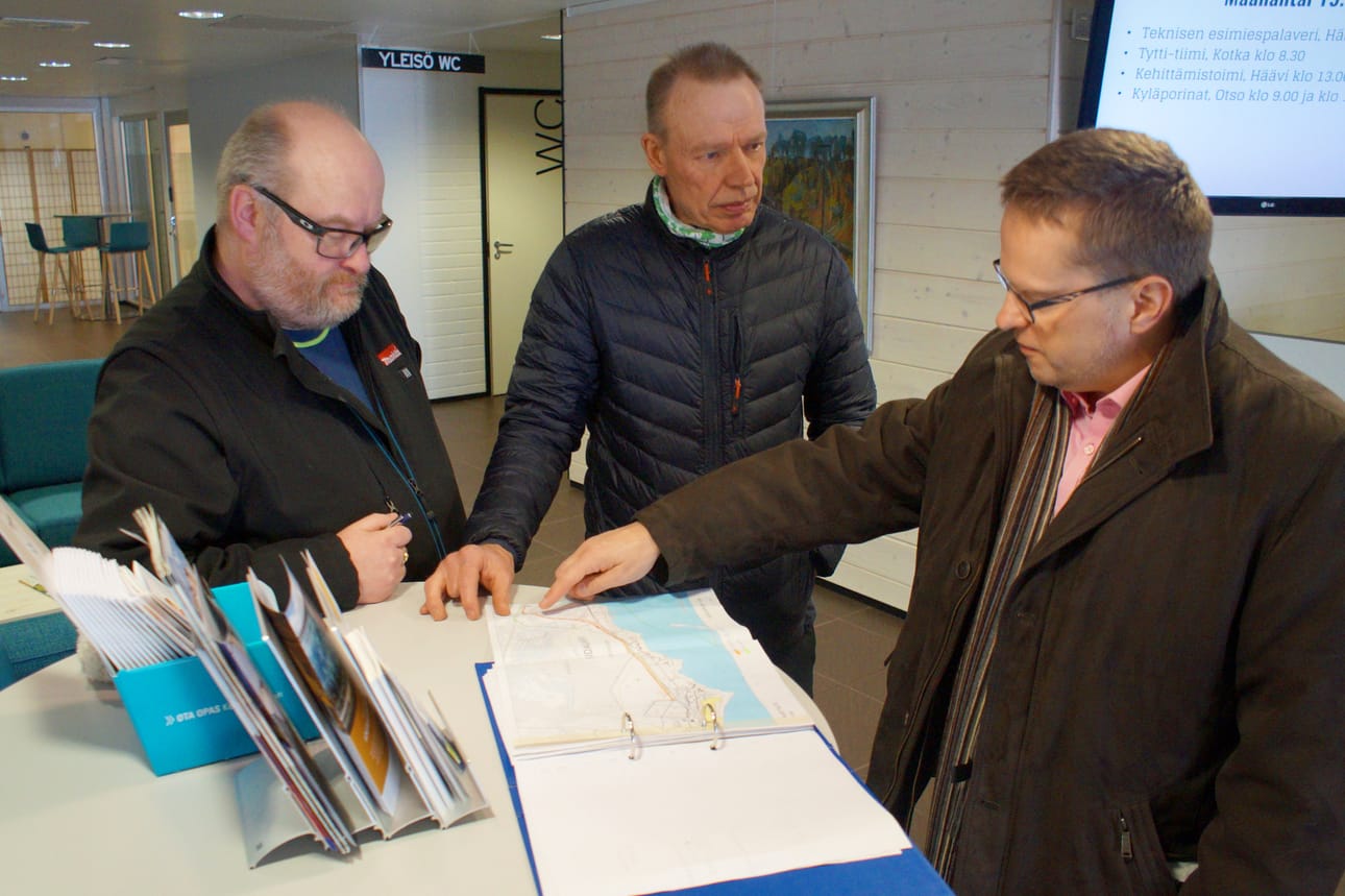 Antti Korhonen (keskellä) on tehnyt perusteellista työtä kuntalaisaloitteen eteen. Tukena sille on 314 pudasjärveläisen henkilön allekirjoitukset.