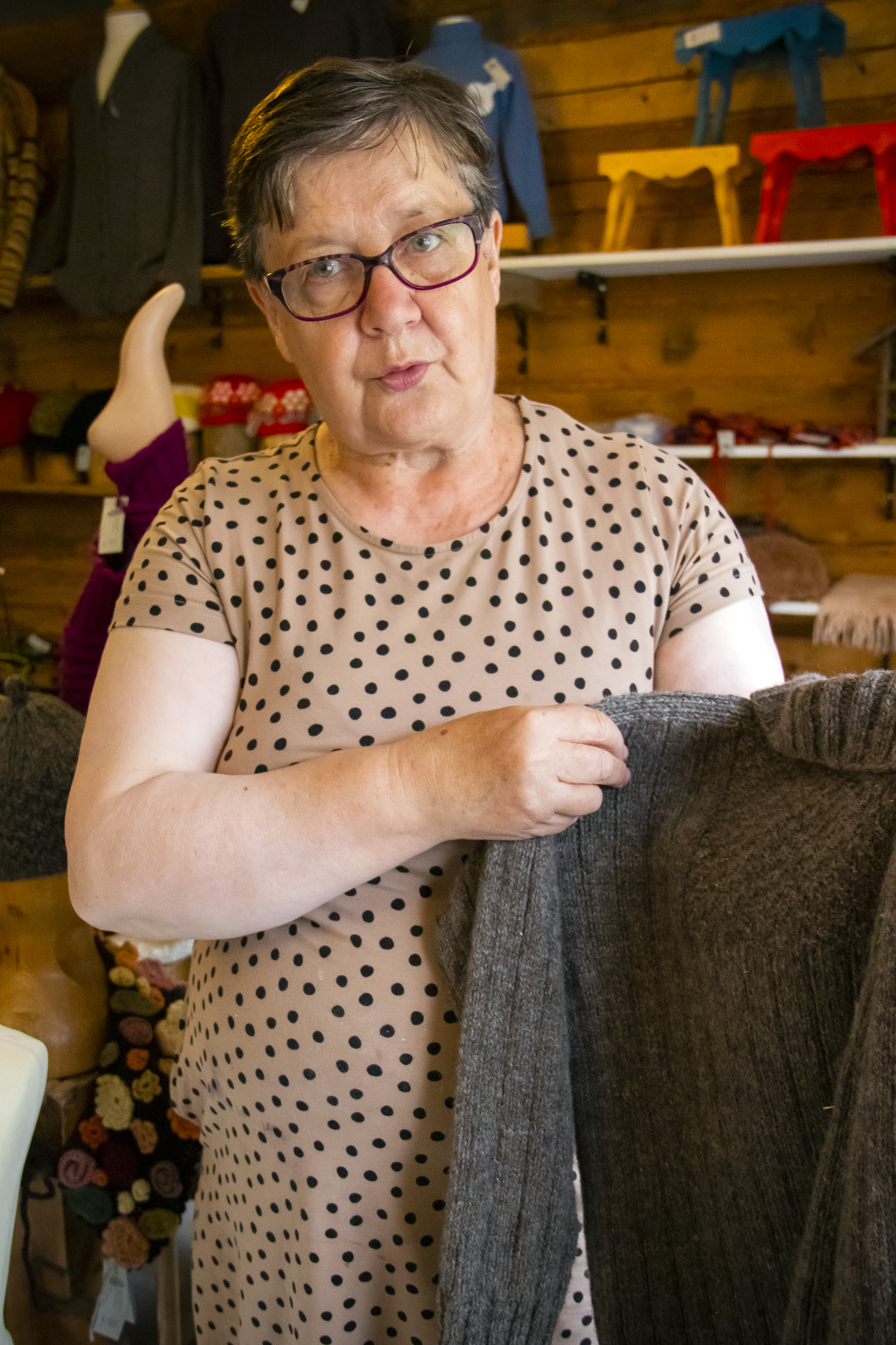 Liisa Iljana neuloo vuosittain pitkälti toistakymmentä tikkuröijyä. Osuuskunta Luovon Puojin jäseninä on monia muitakin ahkeria perinnekäsityön taitajia.