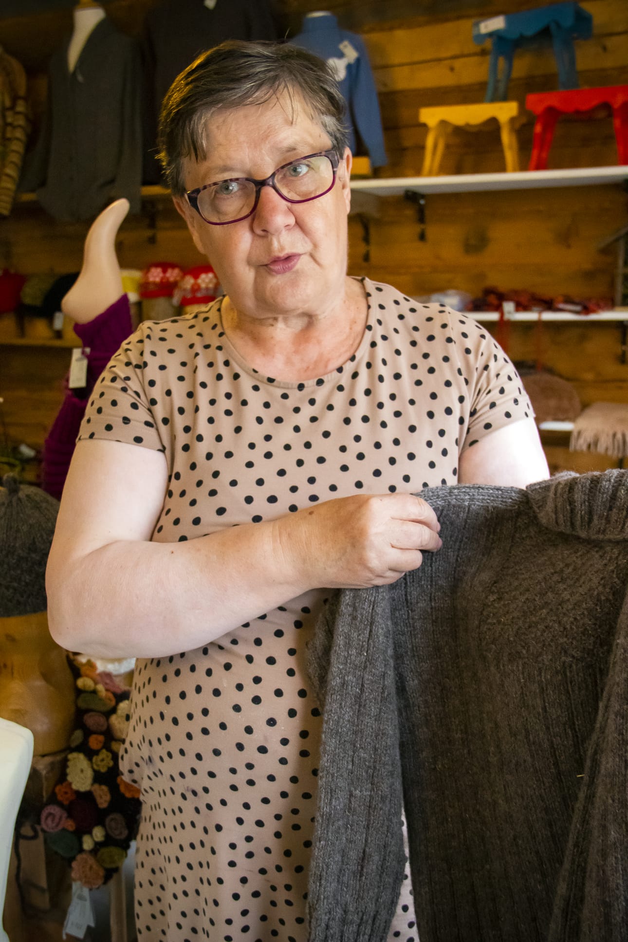 Liisa Iljana neuloo vuosittain pitkälti toistakymmentä tikkuröijyä. Osuuskunta Luovon Puojin jäseninä on monia muitakin ahkeria perinnekäsityön taitajia.