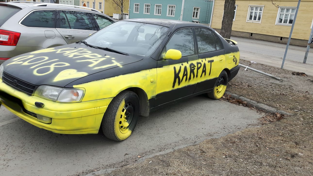 Kotijoukkueen väreillä koristeltu auto odotteli jäähallin pihalla viidettä finaaliottelua.