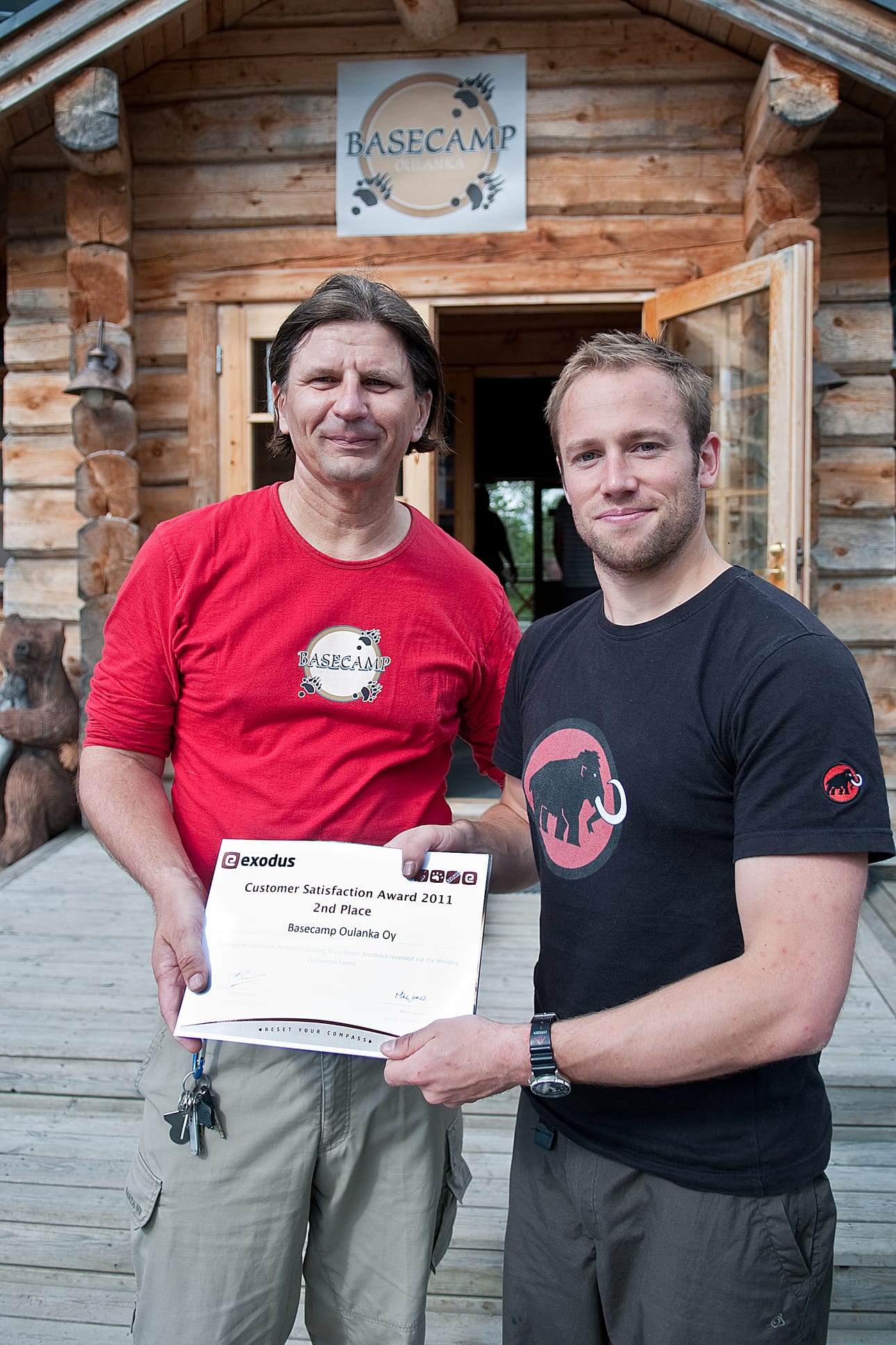 Olly Pemberton (oik.) luovutti Keijo Saleniukselle kunniakirjan. Basecamp Oulanka oli viime vuonna Exoduksen asiakkaiden toiseksi suosituin kohde.