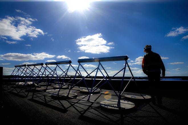 Vaasan Asuntomessualueen viereen valmistui vuosia sitten kerrostalo, joka lämpiää maalämmöllä ja aurinkoenergialla. Uusiutuvat energiamuodot kiinnostavat nyt edelläkävijöiden lisäksi päätöksentekijöitä kaikilla tasoilla. KUVA: EETU SILLANPÄÄ