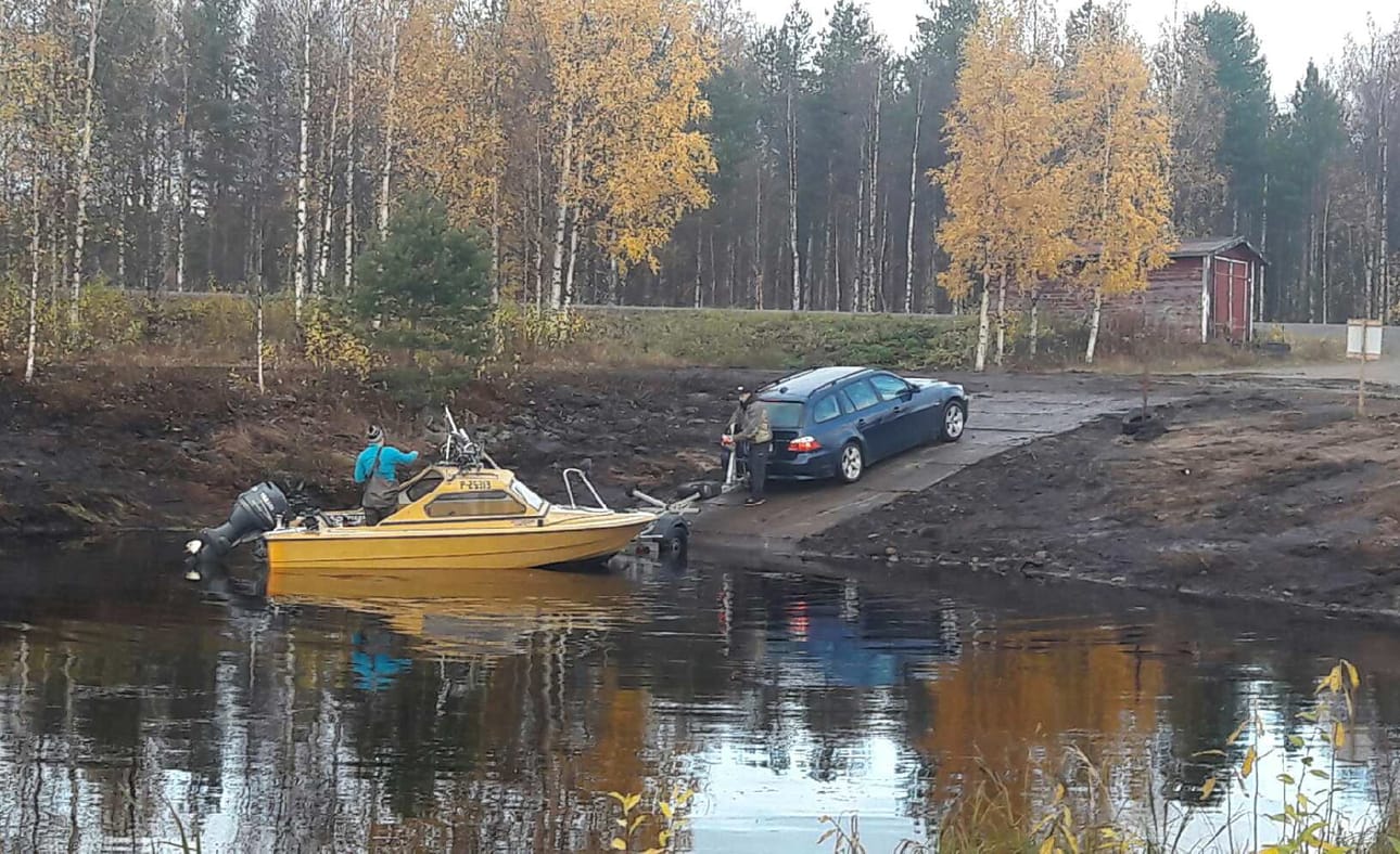 Vornan venesatama palvelee jälleen veneilijöitä. Venesataman yleisilme siistiytyi, kun maastoa raivattiin ja kaivinkonetyönä nostettiin satamaan kertynyttä turvetta ja pöllejä pois vedestä. Kuva Jarkko Varpainen