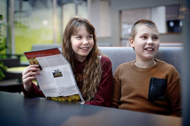 Nelosluokkalaiset Kerttu Kråknäs ja Topi Alho tutustuivat eskarissa Seinäjoella. Kaveruus on jatkunut, vaikka Kerttu käy koulua Pohjassa, Topi Kivistössä. KUVAT: TOMI KOSONEN