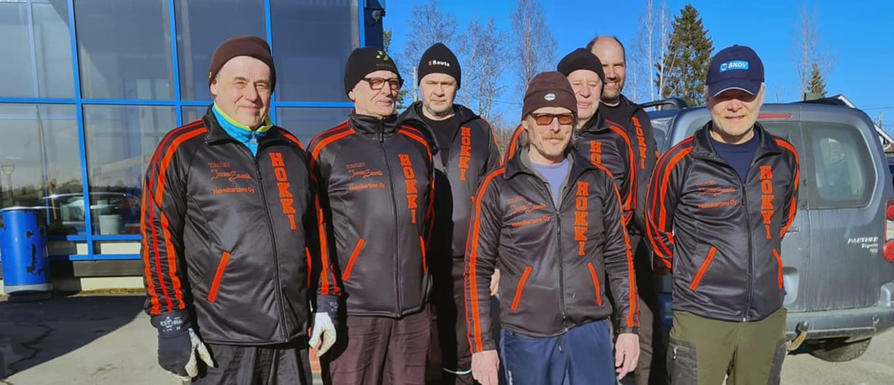 Hoiskon Hokin lenkkeilijöitä uusissa takeissaan: Paavo Sillanpää, Hannu Hautamäki, Harri Ketola, Timo Halla-aho, Martti Matintupa, Jan Kujala ja Tuomo Nelimarkka.