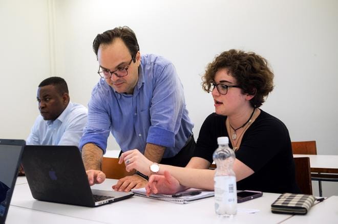 Digitaalisten innovaatioiden professori Eusebio Scornavacca (kesk.) toi Vaasaan joukon opiskelijoitaan sparraamaan vaasalaisyrityksiä. Brittany Whitby (oik.) ja Sada Murtala perehtyivät Platonic Partnership -yritykseen.