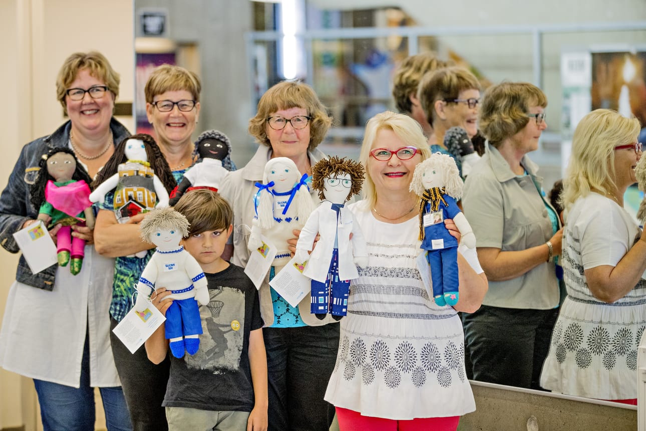 Unicefin vapaaehtoiset Kristiina Nurkkala (vas.), Salme Juntunen, Ilan Risto, Riitta Risto sekä Seija Junnonaho esittelevät näyttelyssä mukana olevia nukkeja. Kaikki nuket myydään, ja osa on jo varattu.