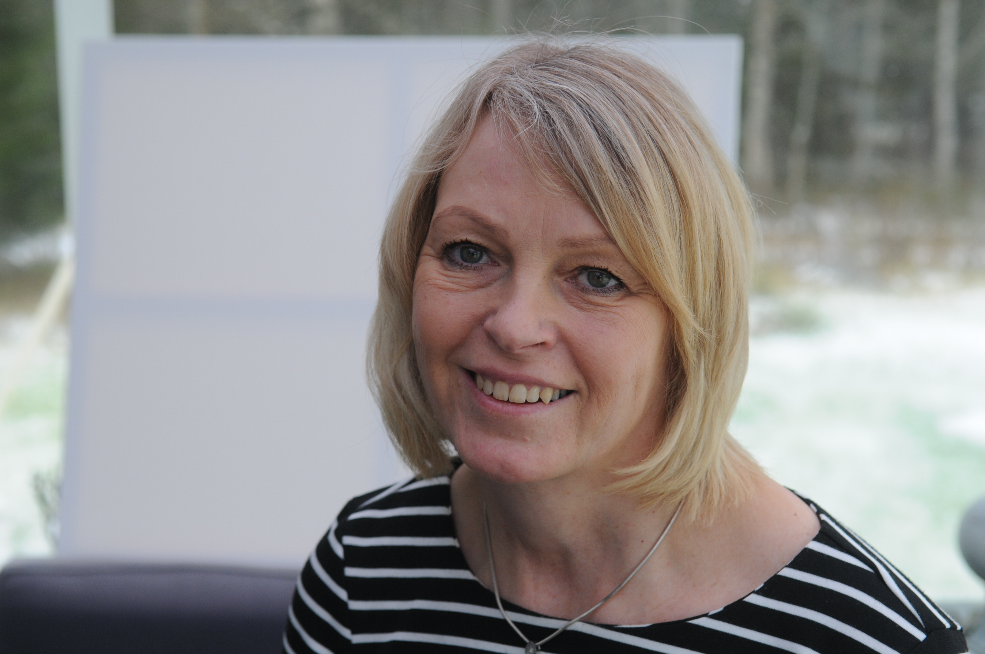 Merja Ronkainen maalaa mustalla ja valkoisella ja lisää valon pisaroita.