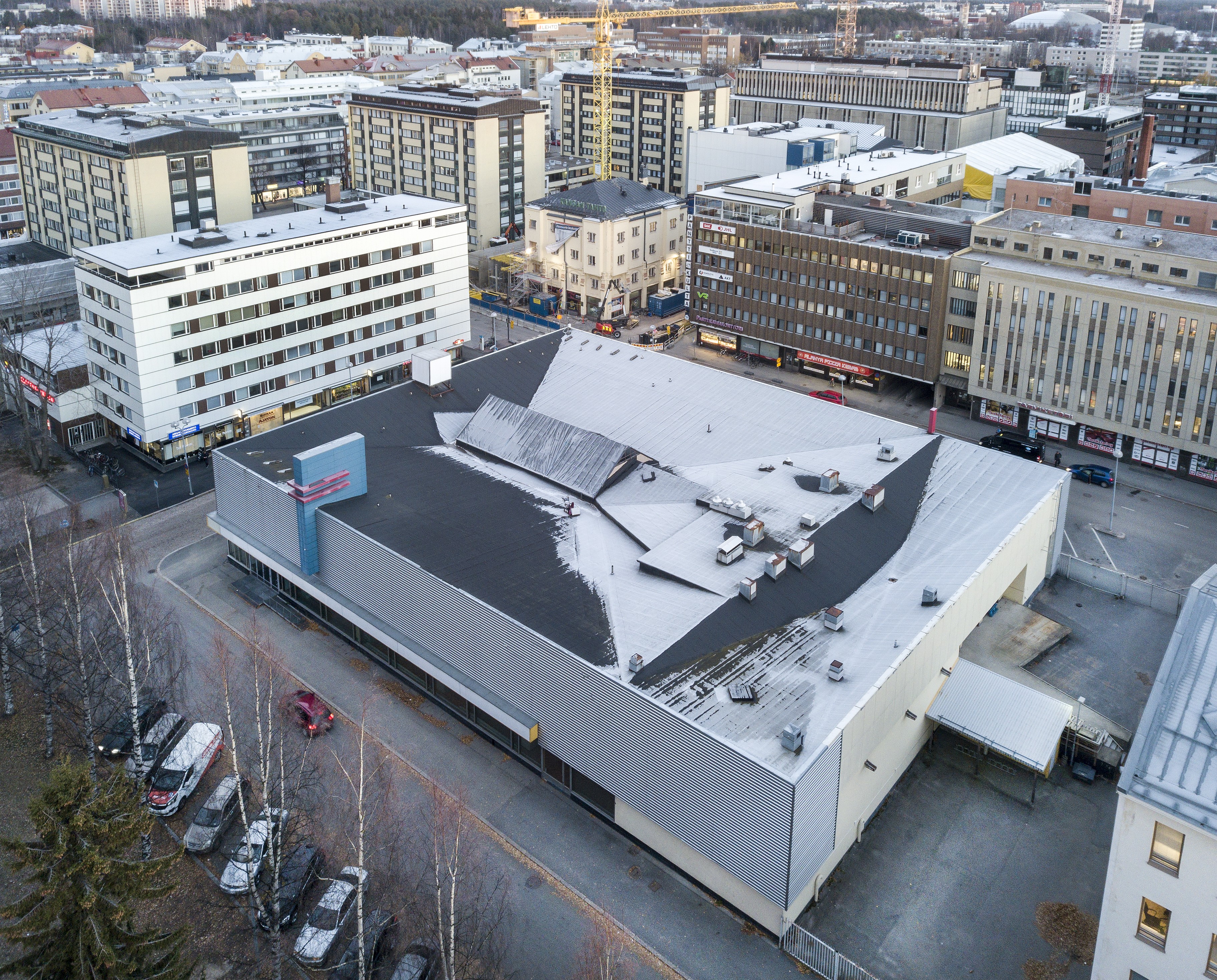 Kaksikerroksisen liikerakennuksen tilalle suunnitellaan 13- ja 16-kerroksisia torneja. Kuvan oikeassa laidassa pilkottava Talousseuran talo on suojeltu.