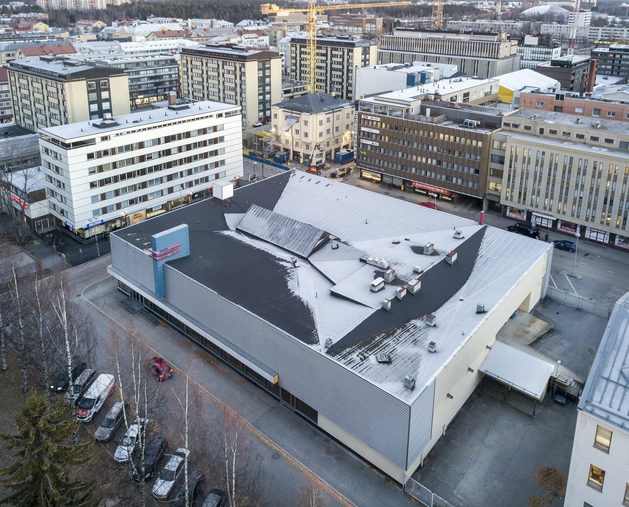 Kaksikerroksisen liikerakennuksen tilalle suunnitellaan 13- ja 16-kerroksisia torneja. Kuvan oikeassa laidassa pilkottava Talousseuran talo on suojeltu.