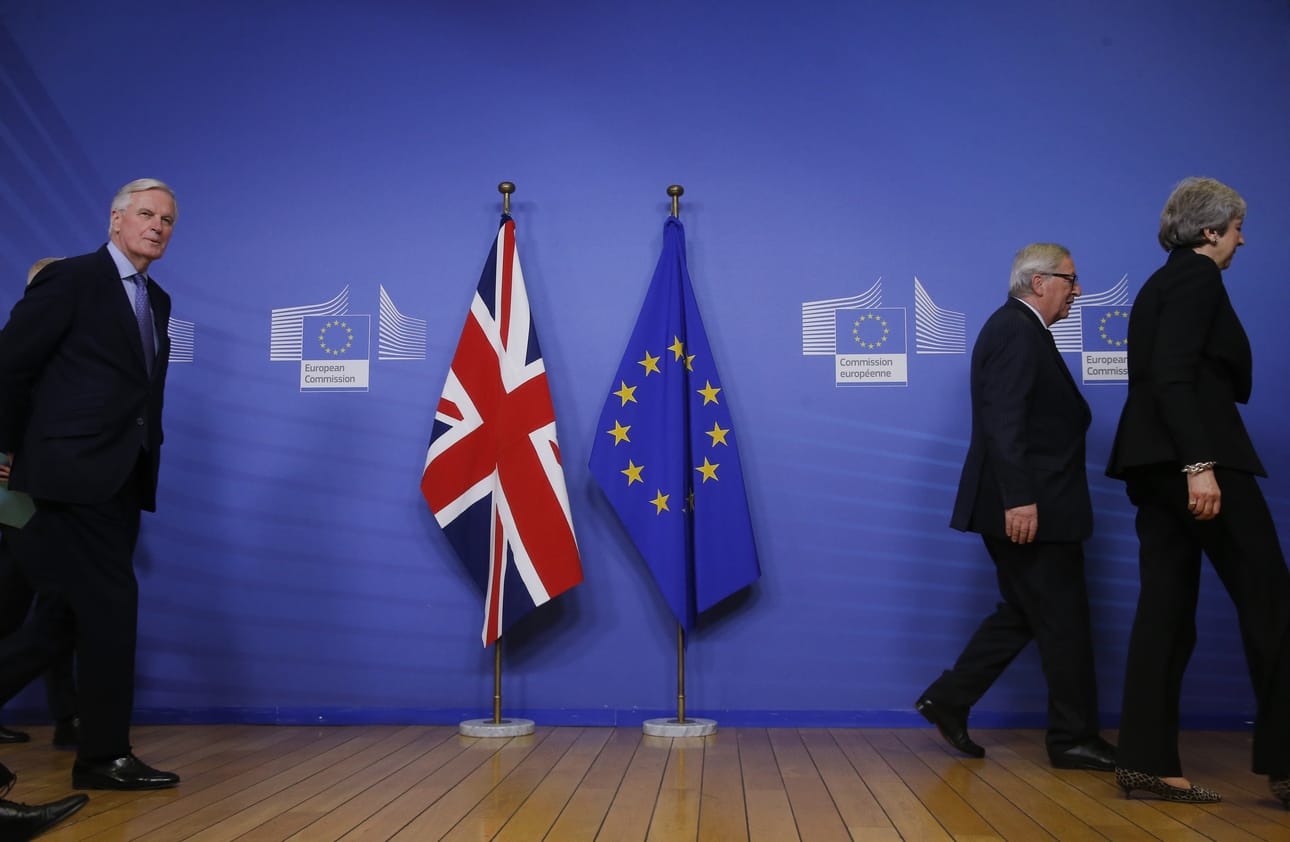 Michel Barnier, Jean-Claude Juncker ja Theresa May neuvottelivat Britannian EU-erosta vuosia. Brexit on yhä avoin ongelma unionissa.