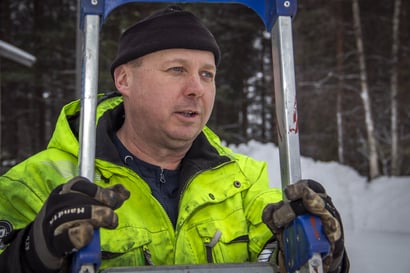 Juha Toppi on mies, joka peruuttaa näyttelijöiden autot ja kuskaa maskeerauskuorma-autonsa kuvauspaikalle