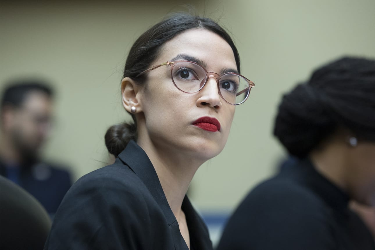Demokraattien Alexandria Ocasio-Cortez pääsi Yhdysvaltain kongressiin kaikkien aikojen nuorimpana naisena. Sittemmin muut poliitikot ovat olleet kiinnostuneita oppimaan muun muassa sitä, miten hän toimii sosiaalisessa mediassa, jossa hän on näkyvimpiä poliitikkoja.