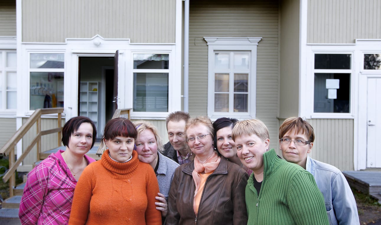 Kun on kyse koululaisten hyvinvoinnista, Iin koulujen vanhempainyhdistys on valppaana. Kuvassa Marika Loukusa (vas.), Maria Tolonen, Leena Tiiro, Tapani Huhta, Mervi Jyrkäs, Mari Loukusa, Eveliina Koivuvaara ja Minna Laajoki.