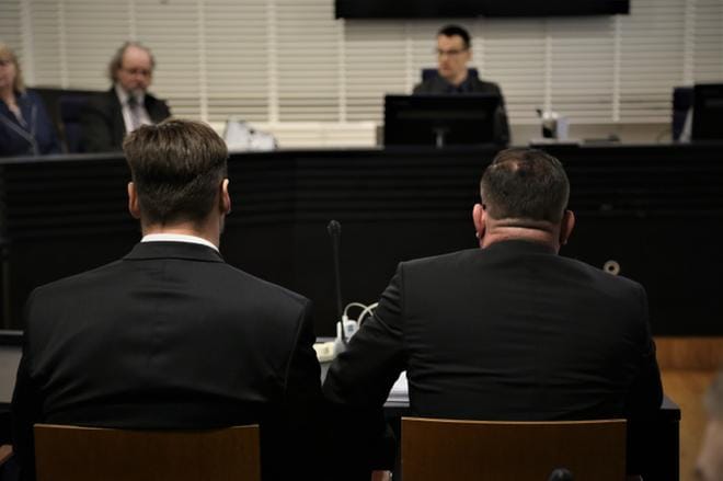 Veli Matti Huohvanainen (vas.) vastasi murhasyytteeseen Itä-Uudenmaan käräjäoikeudessa helmikuussa. KUVA: Markku Uhari