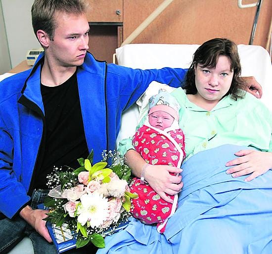 Heikki Jussilan ja Katja Ukonmaanahon tyttövauva kurkisteli tyytyväisenä maailmaa jo puoltitoista tuntia syntymänsä jälkeen.