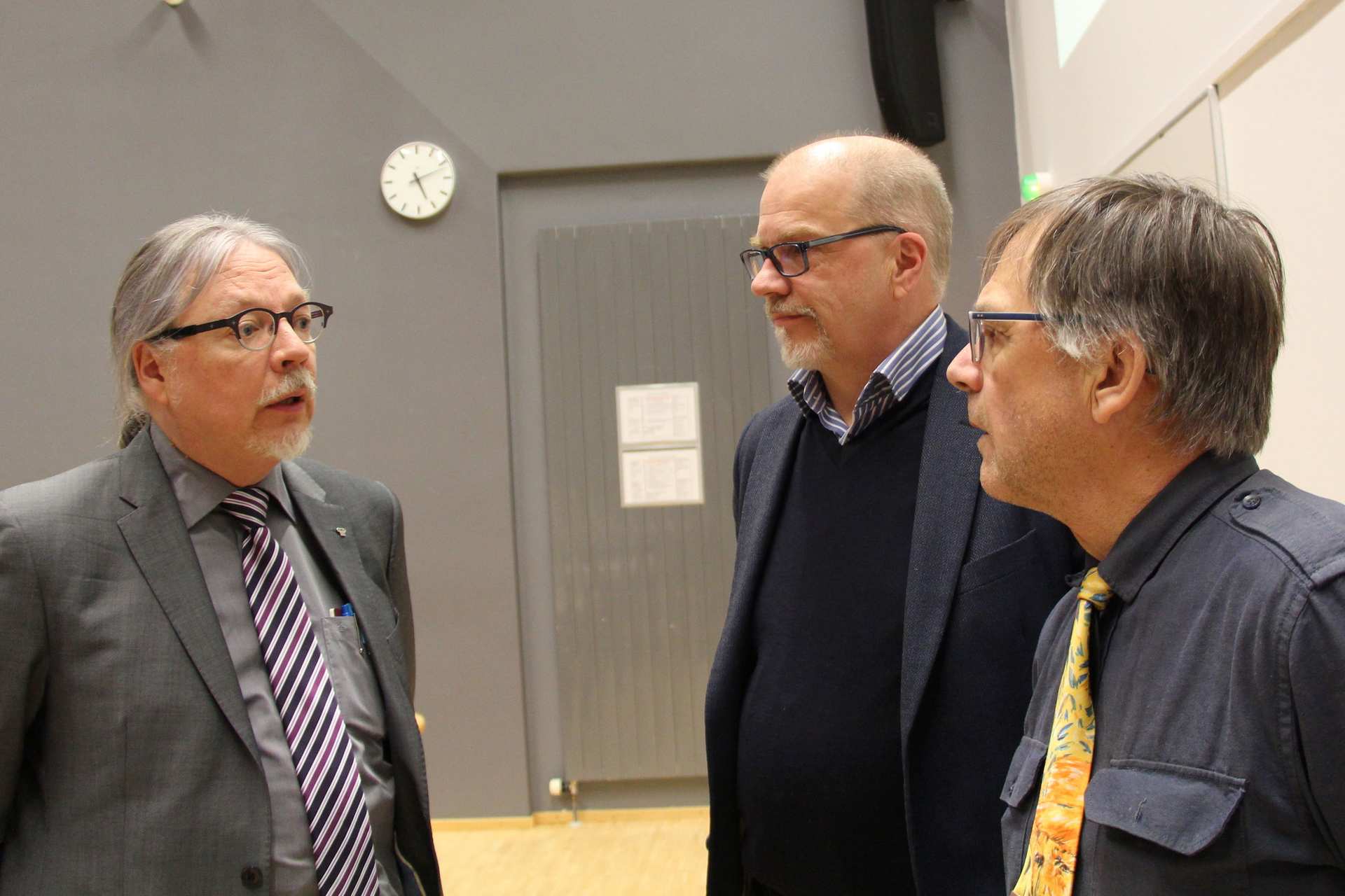 Juhani Hyvärinen (vas) on tuttu yhteistyökumppani Fennovoiman työvuosilta Bussiness Oulun yhteyspäällikkö Jouni Kähköselle ja Pyhäjoen kunnanhallituksen puheenjohtaja Matti Pahkalalle.
