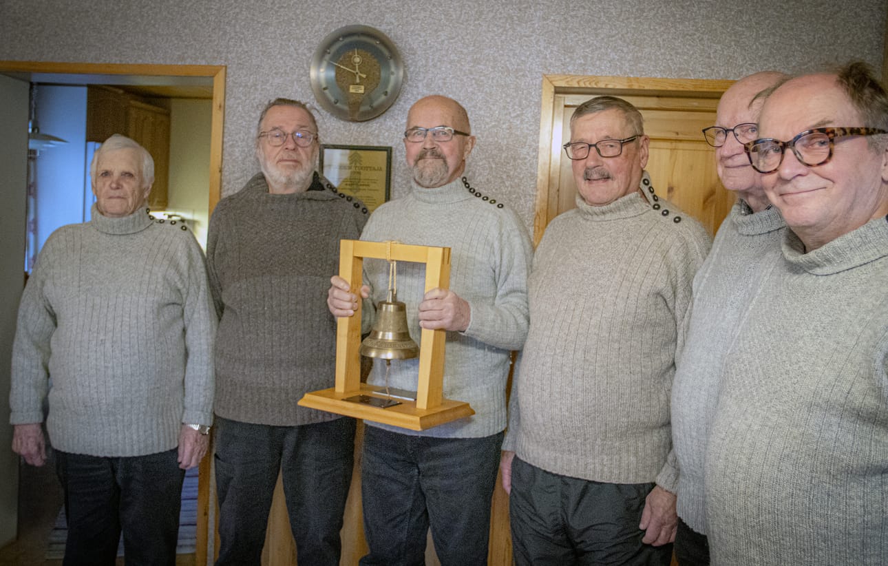 Kun tikkuröijypiiri käynnisti toimintansa, myös Sirkeät Sirkuttajat omivat perinneneuleen esiintymisasukseen. Kuvassa Vuoden Kellokkaat Aaro Seinijoki, Pekka Airaksinen, Martti Smed, Oiva Tanskanen, Hannu Tuhkanen ja Timo Juntunen. Kuvasta puuttuu Pauli Karvosenoja.
