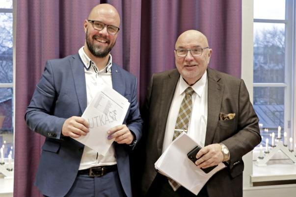 Vaasan kaupunginhallituksen puheenjohtaja Kim Berg (sd.) ja mustasaarelainen kollegansa Lasse Gästgivars (r.) esittelivät Vaasan ja Mustasaaren liitossopimusehdotusta joulukuussa. KUVA: ANNE LAURILA