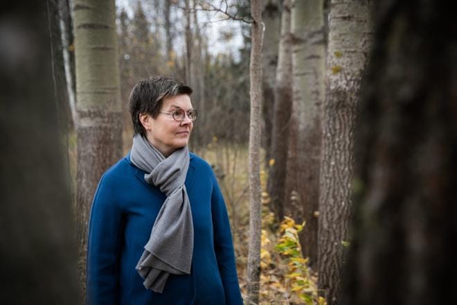 Tuloerojen vähentämiseen ei riitä yksin verotus, sanoo VATT:n erikoistutkija Marja Riihelä. Hän on tutkinut tulo- ja varallisuuseroja esimerkiksi elokuussa julkaistussa sdp-taustaisen Kalevi Sorsa -säätiön Eriarvoisuuden tila Suomessa 2020 -raportissa. KUVA: Arttu Laitala