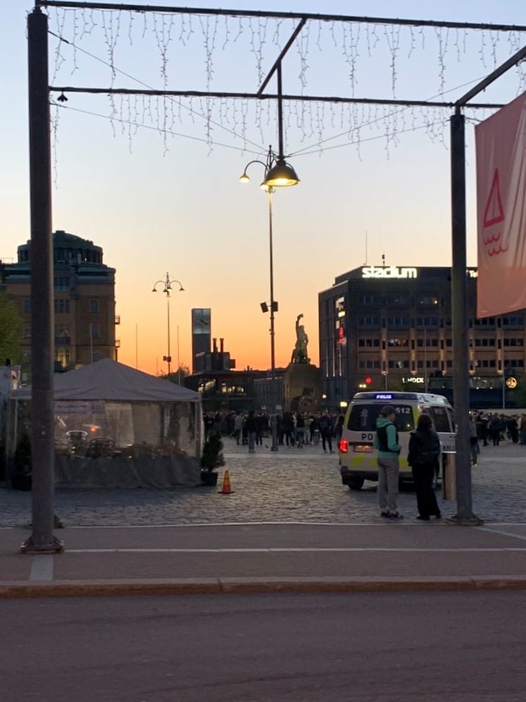 Kiekkofanit juhlivat myöhään sunnuntai-iltana Vaasan torilla. Poliisi seurasi tilannetta.