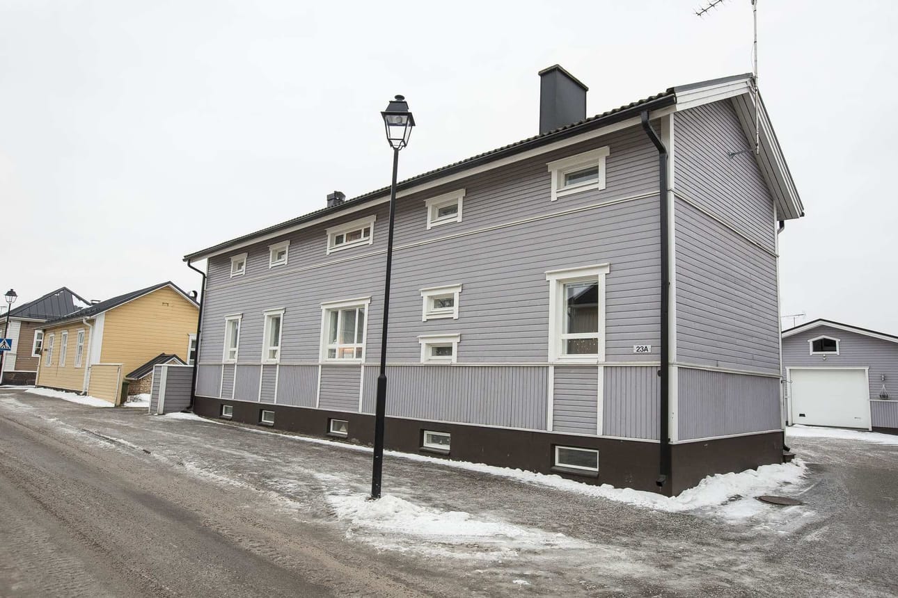 Koulukatu 23 A:ssa asuvat nykyisin Mervi Wuolteenaho-Soralahti ja Seppo Soralahti. Heidän jouluikkunansa on koristeluvuorossa sunnuntaina.